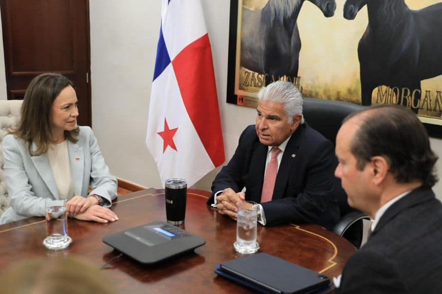 Fotografía cedida este 25 de mayo por la Presidencia de Panamá en la que aparecen el mandatario panameño José Raúl Mulino (c) junto a la líder opositora venezolana y Premio Nobel de la Paz 2025, María Corina Machado (i), durante una reunión, en Ciudad de Panamá, Panamá. (EFE/Presidencia de Panamá)