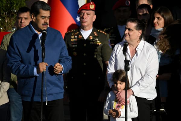 Nicolás Maduro (izquierda), habla junto al empresario colombiano Alex Saab (derecha) a su llegada al Palacio Presidencial de Miraflores en Caracas el 20 de diciembre de 2023. (FEDERICO PARRA/AFP vía Getty Images)