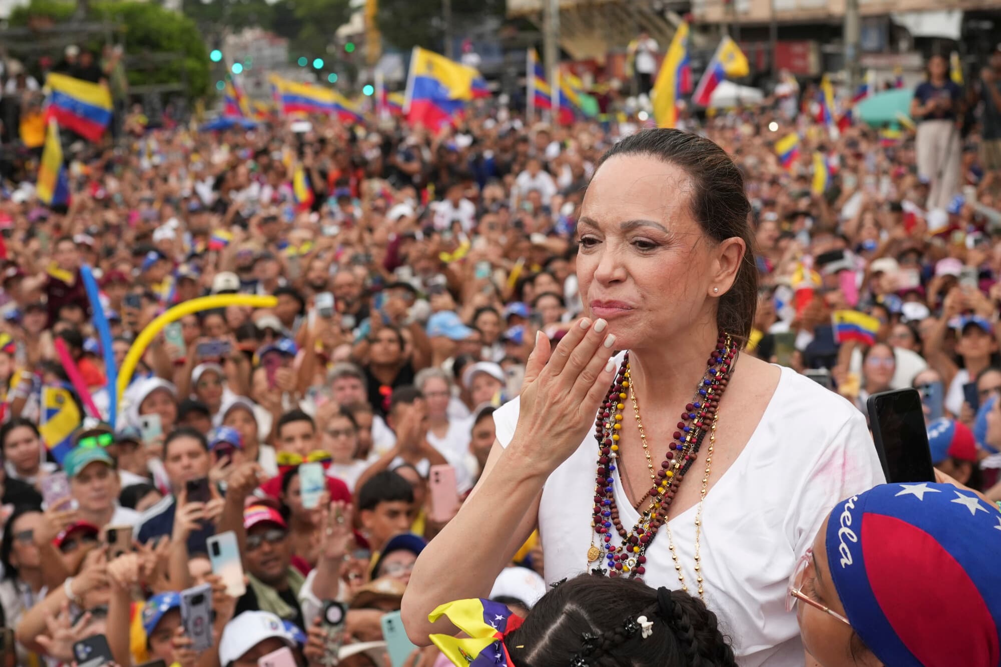 María Corina Machado gesticula durante un encuentro de venezolanos en Panamá el 23 de mayo de 2026 en la Ciudad de Panamá, Panamá. La líder de la oposición venezolana y Premio Nobel de la Paz María Corina Machado llegó a Panamá como parte de una gira internacional para mantener reuniones bilaterales con las autoridades del país y la diáspora venezolana. (Enea Lebrun/Getty Images)