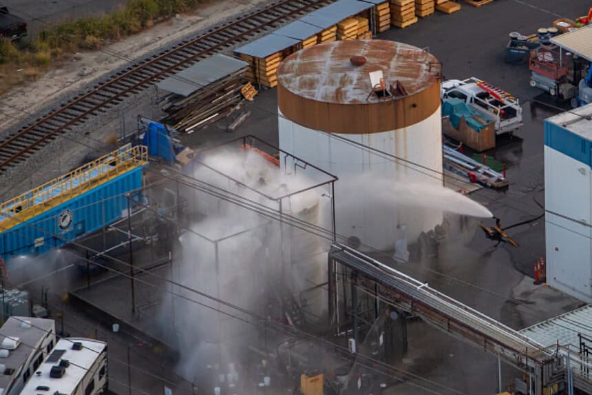 Panorámica aérea del agua rociada sobre un tanque sobrecalentado en GKN Aerospace el 23 de mayo de 2026 en Garden Grove, California. Un tanque averiado en la planta presenta riesgo de fuga química o explosión. (Apu Gomes/Getty Images).