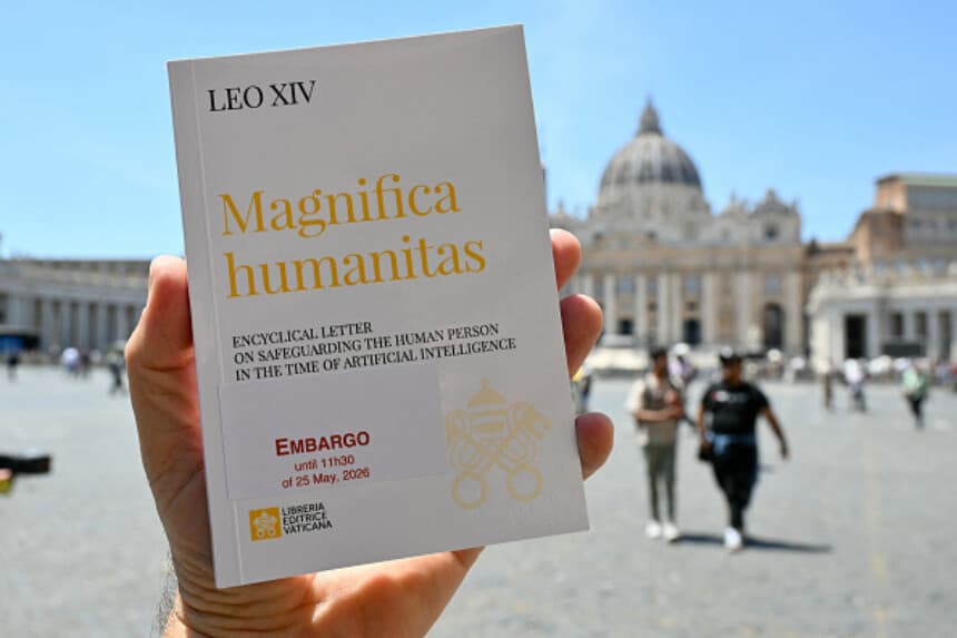 Esta ilustración muestra la encíclica "Magnifica Humanitas" del Papa León XIV, centrada en el auge de la inteligencia artificial, en el Vaticano el 25 de mayo de 2026. (Alberto PIZZOLI / AFP vía Getty Images).