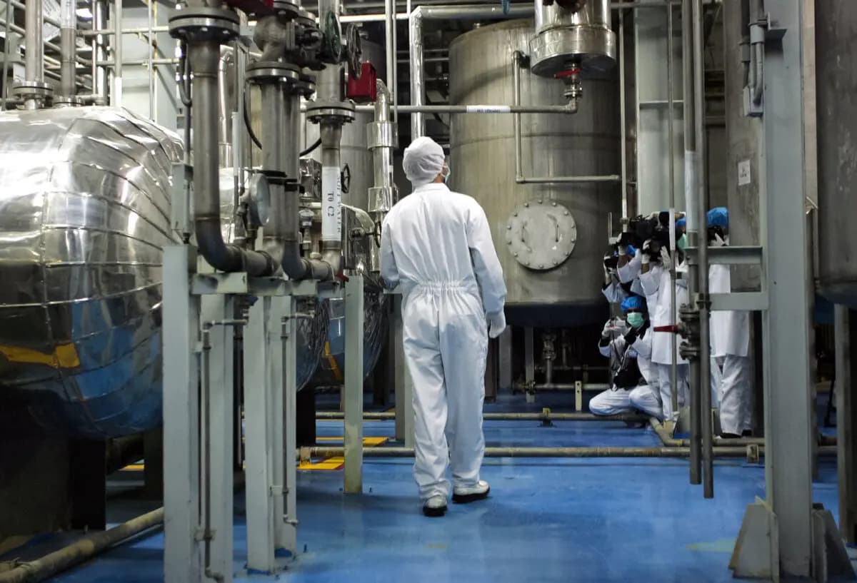 Un técnico iraní caminando por las instalaciones de conversión de uranio de Isfahán en Isfahán, Irán, en una fotografía de archivo sin fecha. (Behrouz Mehri/AFP vía Getty Images)