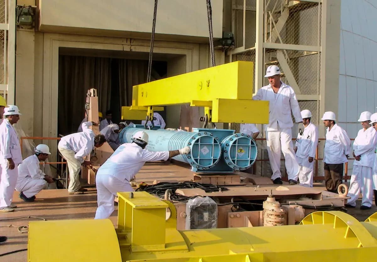 Una vista del edificio del reactor de la central nuclear de Bushehr, construida en Rusia, mientras se carga combustible, en Bushehr, Irán, en una fotografía de archivo sin fecha. (IIPA vía Getty Images)