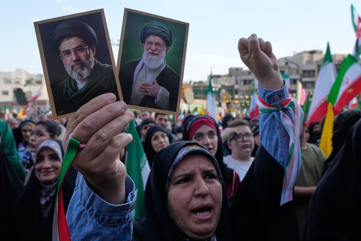 Una mujer sostiene fotografías del líder iraní Mojtaba Khamenei (izquierda) y su padre, el asesinado Ali Khamenei, en una manifestación organizada por el Estado para celebrar el cumpleaños del imán Reza, el octavo imán musulmán chiíta, y en apoyo al líder supremo, en Teherán, Irán, el 29 de abril de 2026. (Vahid Salemi/AP).