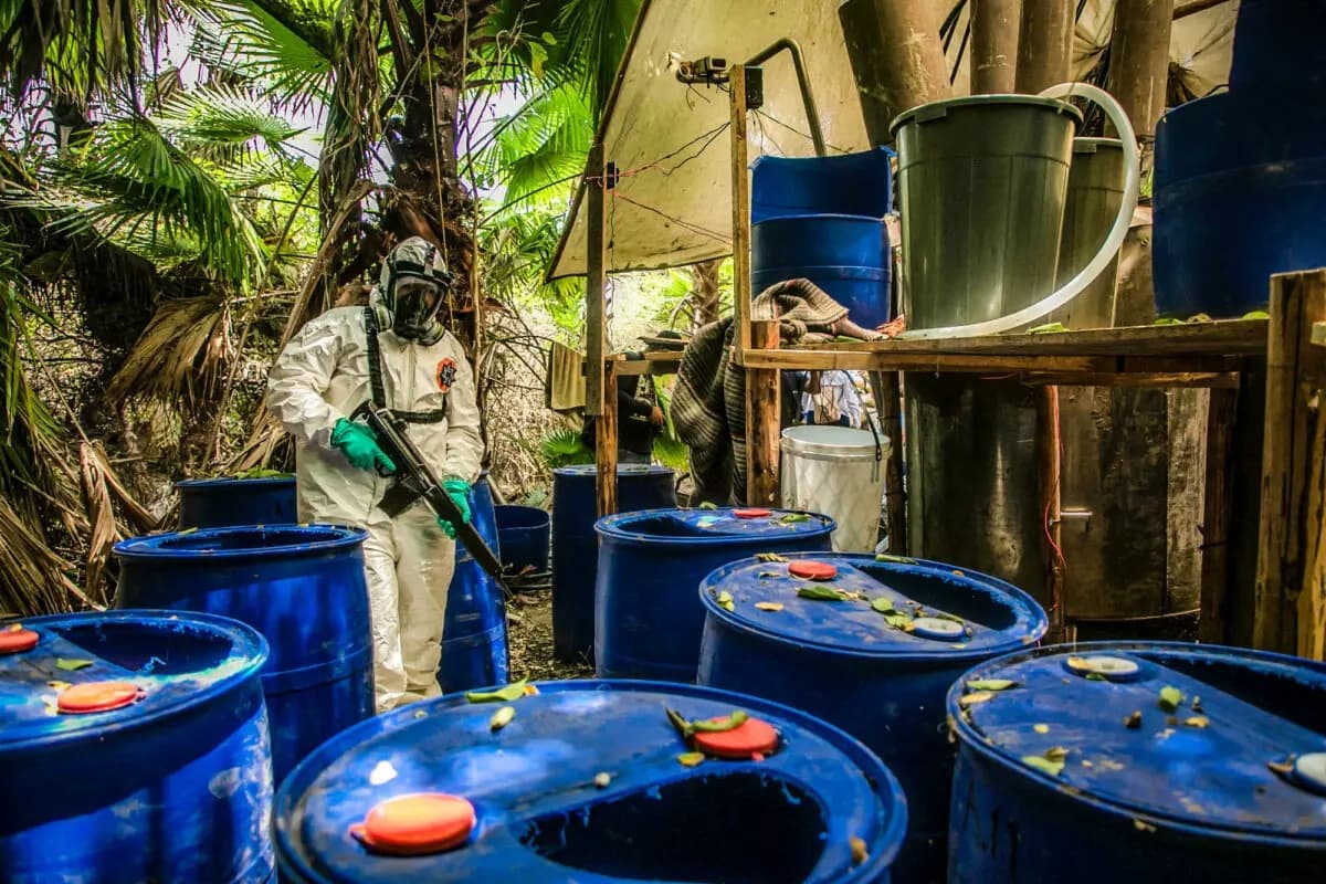 Un agente de la policía estatal de Sinaloa ayuda a desmantelar uno de los tres laboratorios clandestinos que producen drogas sintéticas ilícitas, principalmente metanfetamina, en El Dorado, México, el 4 de junio de 2019. (Rashide Frias/AFP vía Getty Images)
