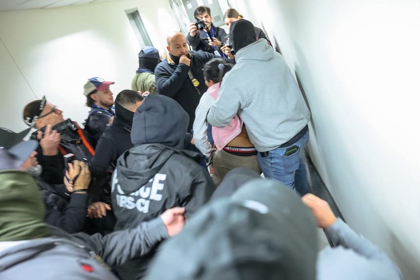 Agentes federales detienen a una mujer a la salida de una audiencia en la corte de inmigración del Edificio Federal Jacob K. Javits el 4 de marzo de 2026 en la ciudad de Nueva York.(Michael M. Santiago/Getty Images)