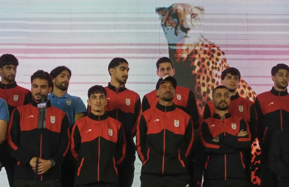 Los jugadores de la selección nacional de fútbol de Irán posan en el escenario mientras son recibidos por una multitud —antes de su partida hacia Turquía para los entrenamientos y los partidos amistosos— en la Plaza de la Revolución Islámica de Teherán, Irán, el 13 de mayo de 2026. (Vahid Salemi/AP)