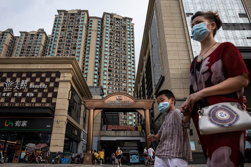 Varios residentes llevan cubrebocas mientras pasean por Evergrande City el 24 de septiembre de 2021 en Wuhan, provincia de Hubei, China. (Getty Images)
