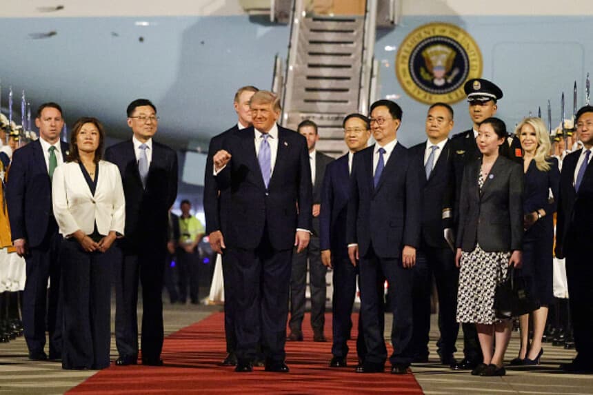 El presidente de Estados Unidos, Donald Trump, llega al Aeropuerto Internacional de Pekín el 13 de mayo de 2026, acompañado por autoridades chinas y estadounidenses. Trump se reúne con el presidente Xi Jinping para abordar el conflicto con Irán, los desequilibrios comerciales y la situación de Taiwán, además de discutir nuevos mecanismos bilaterales en materia económica e inteligencia artificial. (Alex Wong/Getty Images).