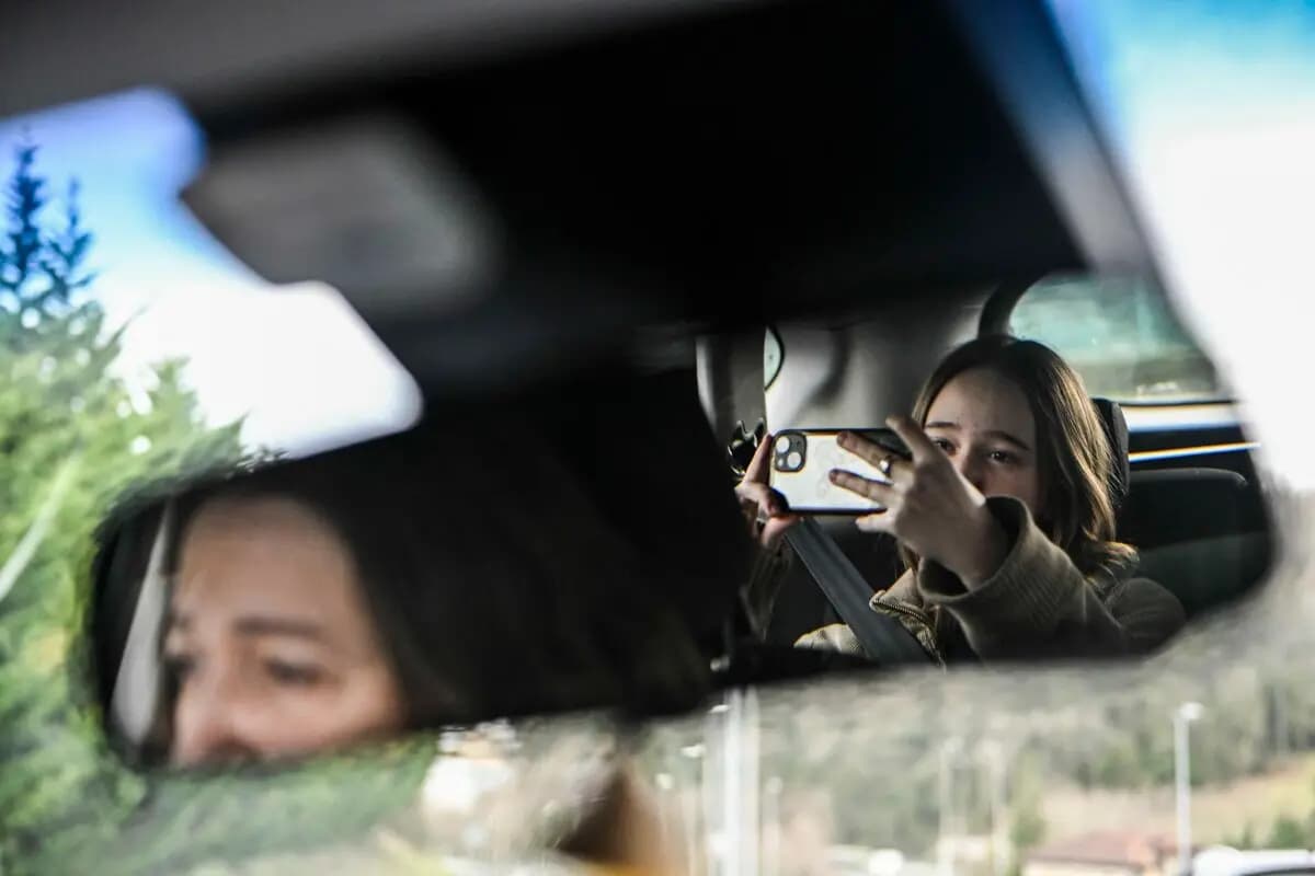 <em>Una adolescente usa su teléfono en la ciudad vasca española de San Sebastián el 4 de febrero de 2026. (Ander Gillenea/AFP).</em>