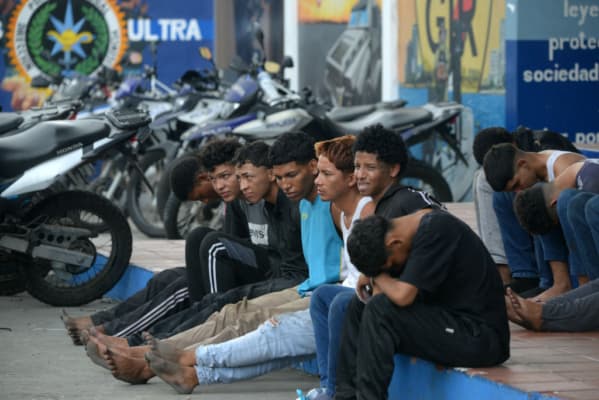 <em>Trece hombres armados detenidos tras el asalto al canal estatal TC Televisión son presentados ante la prensa en Guayaquil, Ecuador, el 10 de enero de 2024, en medio del estado de excepción decretado tras la fuga del narcotraficante José Adolfo Macías, alias “Fito”. (Foto AFP/Getty Images)</em>