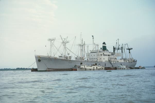 <em>Carga de bananas en el buque de carga Santa Luisa sobre el río Guayas, en Guayaquil, Ecuador. Foto de archivo. (Foto de Harvey Meston/Archive Photos/Getty Images)</em>