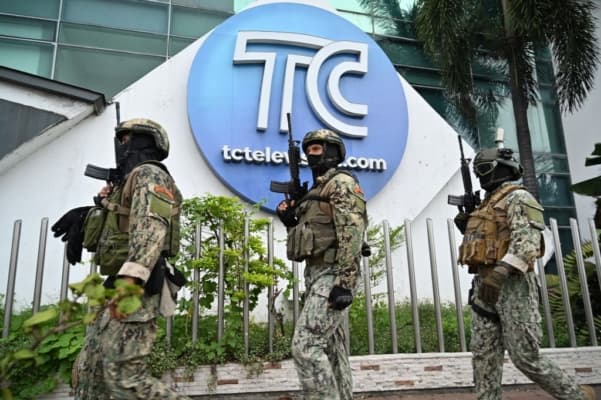 <em>Soldados ecuatorianos patrullan frente a las instalaciones del canal TC Televisión en Guayaquil, Ecuador, el 9 de enero de 2024, después de que hombres armados irrumpieran en plena transmisión en vivo del canal estatal. El ataque ocurrió un día después de que el presidente Daniel Noboa declarara el estado de excepción tras la fuga del narcotraficante José Adolfo Macías, alias “Fito”. (Foto de MARCOS PIN / AFP vía Getty Images)</em>