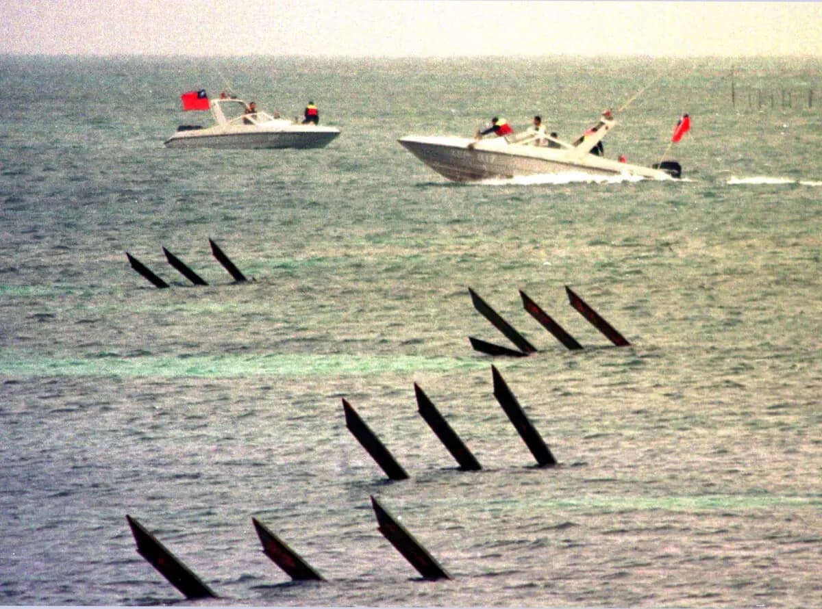 (Lanchas patrulleras de la guardia costera de Taiwán a lo largo de la costa de las islas Pratas, en una fotografía de archivo. C.C./Reuters).