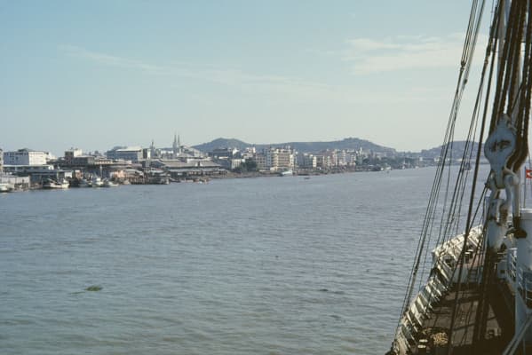<em>Río Guayas frente a la ciudad de Guayaquil en una vista desde un barco en 1962. (Foto de Harvey Meston/Archive Photos/Getty Images)</em>