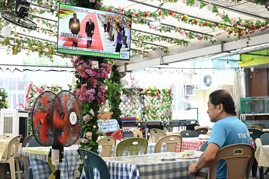 Un televisor en un restaurante de Hong Kong muestra una retransmisión del presidente ruso Vladimir Putin con el chino Xi Jinping durante una ceremonia de bienvenida en el Gran Salón del Pueblo de Pekín el 20 de mayo de 2026. Peter Parks/AFP vía Getty Images