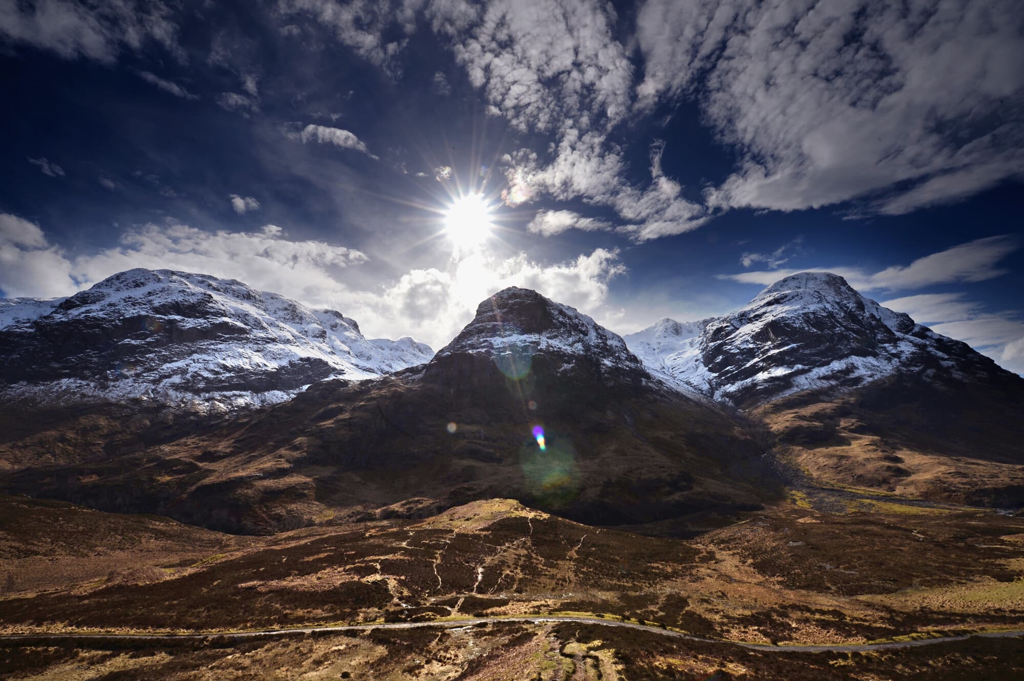 Vista de las Tres Hermanas en Glen Coe el 24 de marzo de 2014, en Glen Coe, Escocia. (Jeff J Mitchell/Getty Images)