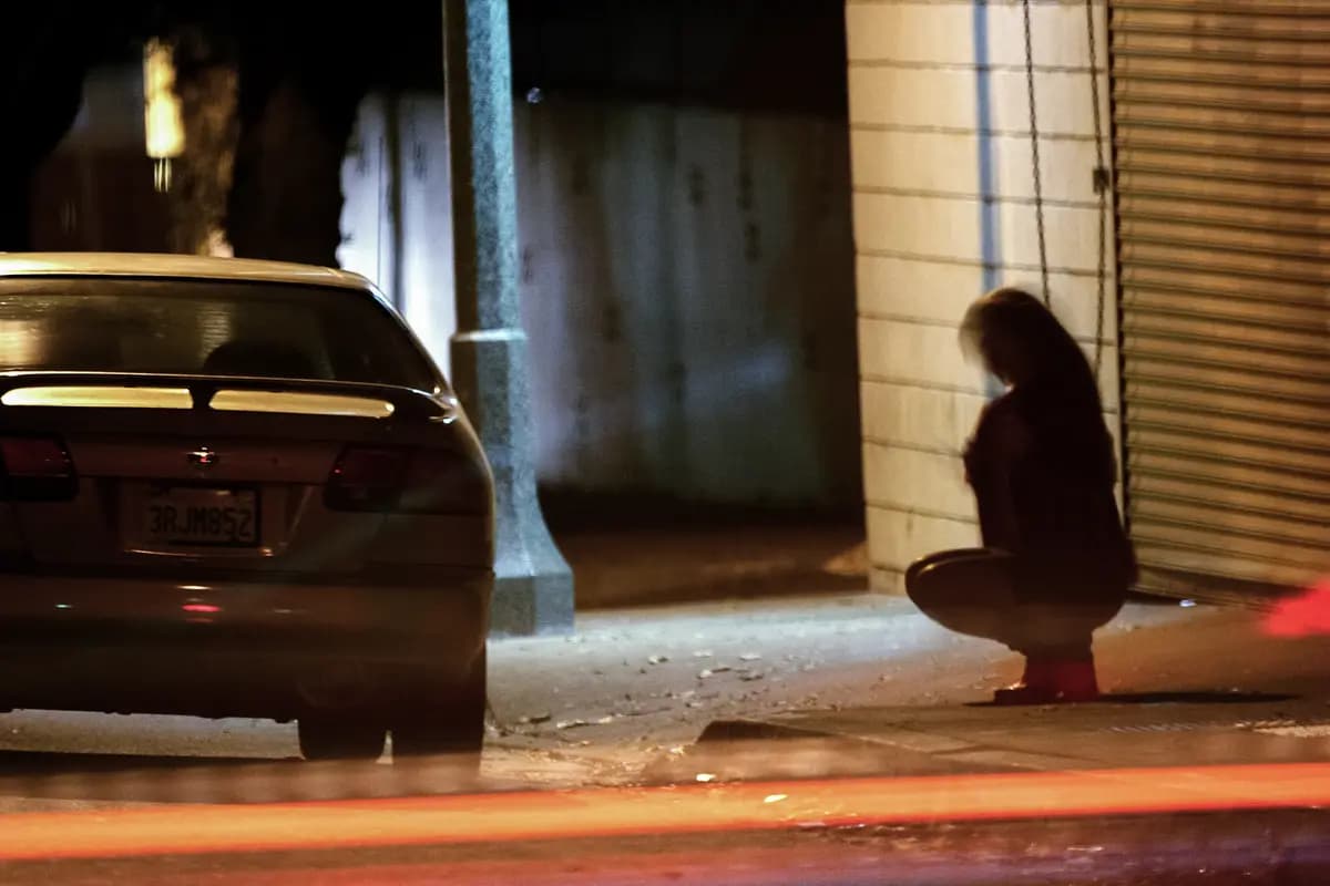 <em>Si bien la trata sexual es diferente de la prostitución, que es un delito penal, los traficantes sexuales pueden obligar a sus víctimas a ejercer la prostitución callejera. Los traficantes sexuales controlan a sus víctimas de diversas maneras, desde la manipulación emocional hasta la violencia. (David McNew/Getty Images)</em>