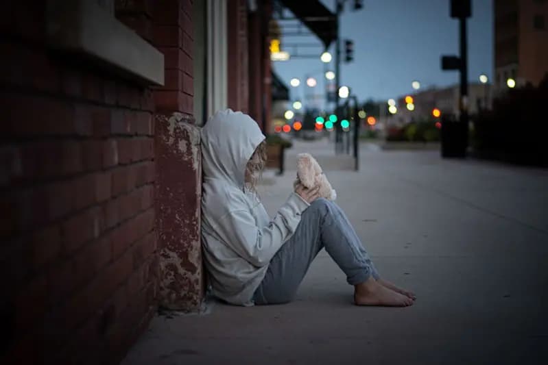 Entre las víctimas de alto riesgo de trata de personas se incluyen niños y jóvenes bajo tutela estatal y juvenil, así como aquellos que han sufrido abuso o negligencia infantil. (Departamento de Salud y Servicios Humanos de los Estados Unidos)