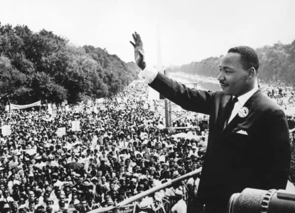 <em>El líder de los derechos civiles Martin Luther King (1929-1968) se dirige a la multitud en el Monumento a Lincoln durante la "Marcha sobre Washington", donde pronunció su discurso "Tengo un sueño" el 28 de agosto de 1963. (Central Press/Getty Images)</em>