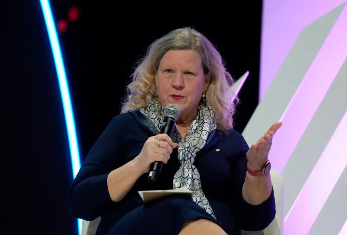 <em>Janice Charette, jefa negociadora comercial de Canadá ante Estados Unidos, interviene en una cumbre de la Cámara de Comercio de Canadá celebrada en Ottawa, Canadá, el martes 21 de abril de 2026. (The Canadian Press/Adrian Wyld).</em>