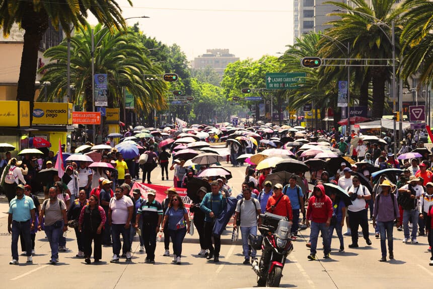 Personas participan en una manifestación de la Coordinadora Nacional de Trabajadores de la Educación (CNTE) este martes, en Ciudad de México (EFE/ Madla Hartz)
