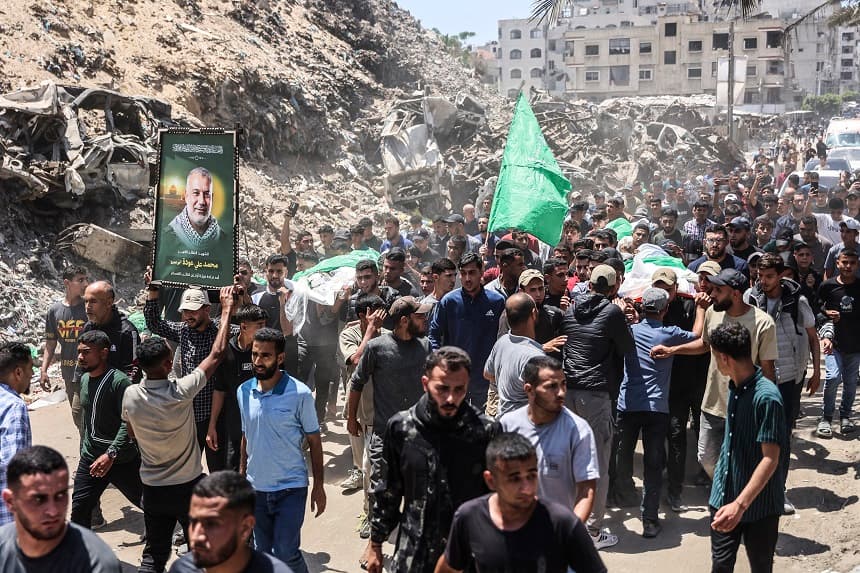 CORRECCIÓN / Los asistentes al funeral llevan el féretro del líder de Hamás, Mohammed Odeh, y de otros palestinos, al día siguiente de su asesinato selectivo en el barrio de Rimal a manos del ejército israelí, durante su funeral en la ciudad de Gaza el 27 de mayo de 2026. (Omar AL-QATTAA / AFP vía Getty Images)