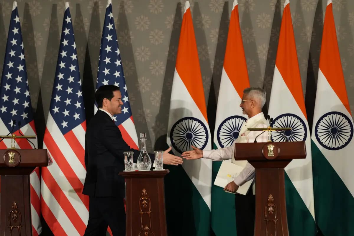 El secretario de Estado de EE. UU., Marco Rubio (izquierda), se dirige a estrechar la mano del ministro de Asuntos Exteriores de la India, S. Jaishankar, tras intervenir en una rueda de prensa conjunta celebrada tras sus conversaciones en Nueva Delhi, India, el 24 de mayo de 2026. (Manish Swarup/AP Photo).