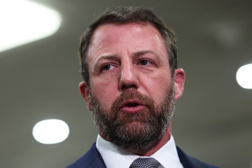 El senador estadounidense Markwayne Mullin habla con los medios mientras el gabinete de Trump informa al Congreso sobre Irán en el Capitolio el 3 de marzo de 2026 en Washington, D.C. (Anna Moneymaker/Getty Images).