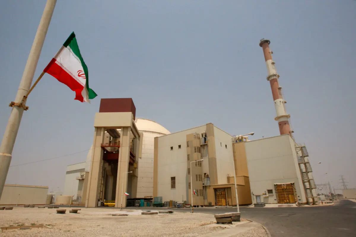 Una bandera iraní ondea frente al edificio del reactor de la central nuclear de Bushehr, en las afueras de la ciudad sureña de Bushehr, Irán, el 21 de agosto de 2010. (Vahid Salemi/Foto AP)