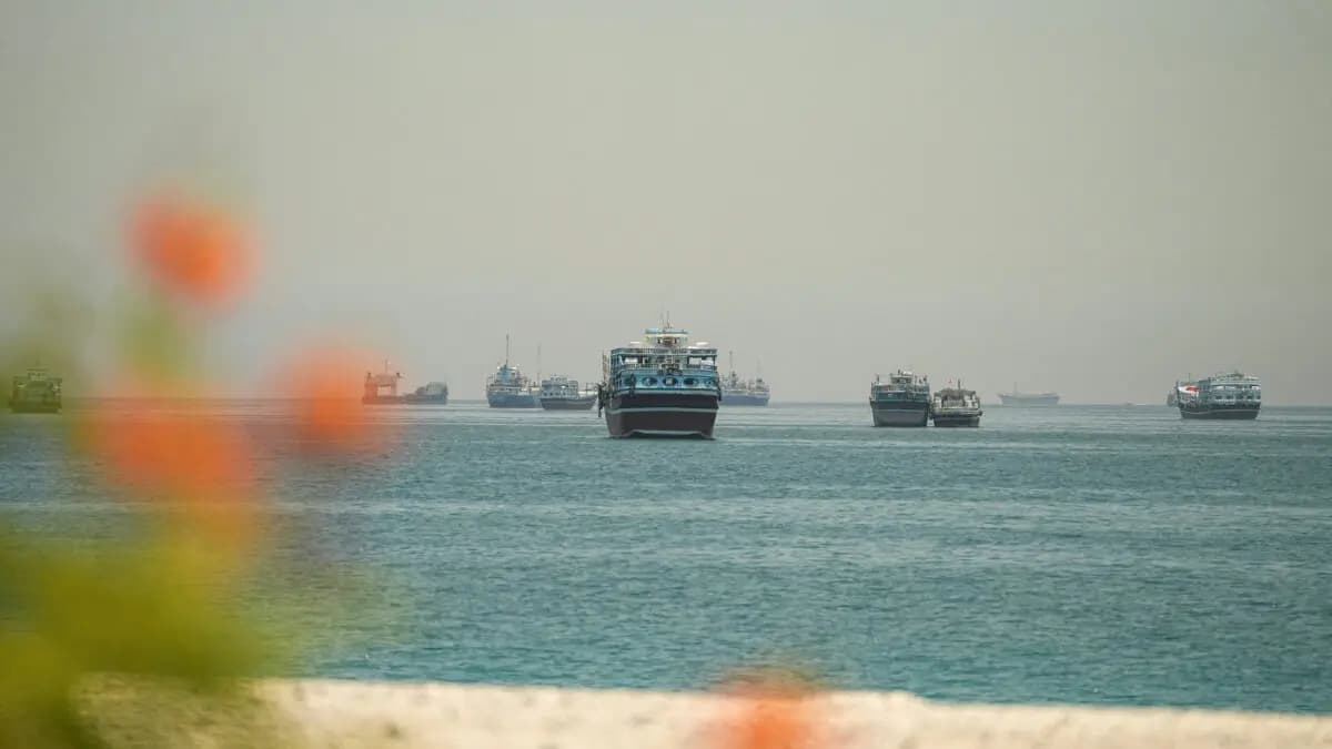 Buques anclados en el estrecho de Ormuz, vistos desde Musandam, Omán, el 25 de mayo de 2026. (Stringer/Reuters)