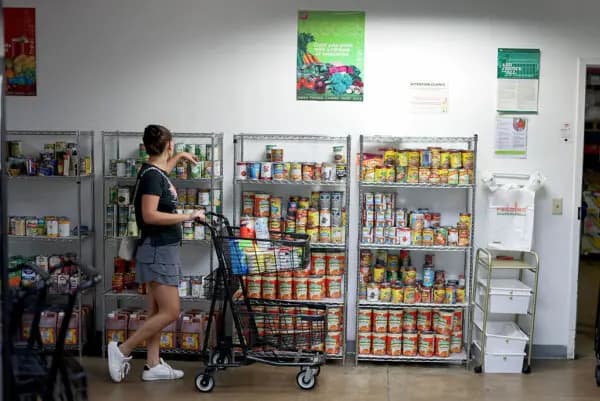 Una mujer compra en la despensa de alimentos Feeding South Florida en Pembroke Park, Florida, el 27 de octubre de 2025. (Joe Raedle/Getty Images)