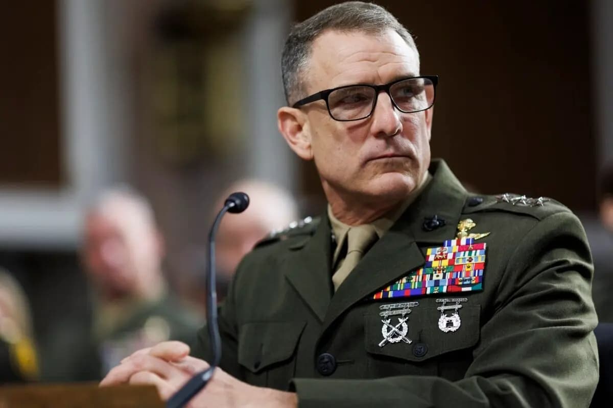 Cuerpo de Marines de EE. UU. El teniente general Francis Donovan observa durante una audiencia de confirmación de la Comisión de Servicios Armados del Senado en el Capitolio, el 15 de enero de 2026. (Tom Brenner/Getty Images)