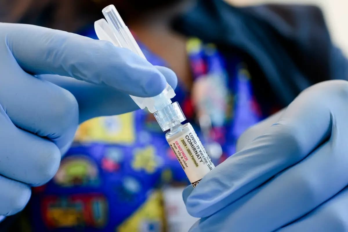 Una enfermera de inmunización sostiene una vacuna contra la COVID-19 de Pfizer-BioNTech en el Borinquen Health Care Center de Miami, Florida, el 29 de mayo de 2025. (Joe Raedle/Getty Images)
