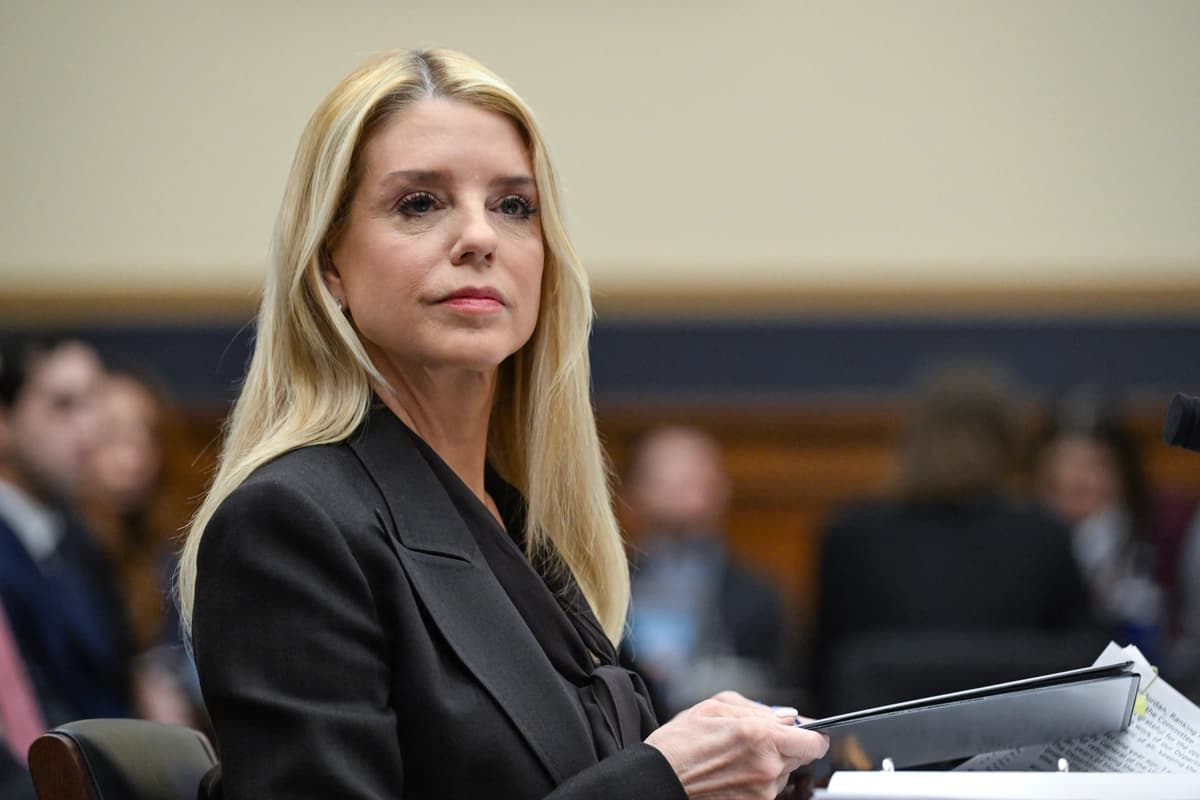 <em>La fiscal general de Estados Unidos, Pam Bondi, testifica ante el Comité Judicial de la Cámara de Representantes en una audiencia sobre la "Supervisión del Departamento de Justicia" en el Capitolio en Washington el 11 de febrero de 2026. (Roberto Schmidt/AFP vía Getty Images).</em>