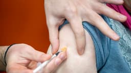 Comité de la FDA estudiará posibilidad de reformular vacunas contra COVID-19