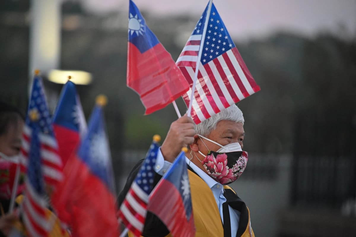 <em>Simpatizantes esperan la llegada del entonces vicepresidente taiwanés Lai Ching-te al hotel Hilton Los Angeles/Universal City en Universal City, California, el 25 de enero de 2022. (Robyn Beck/AFP vía Getty Images).</em>