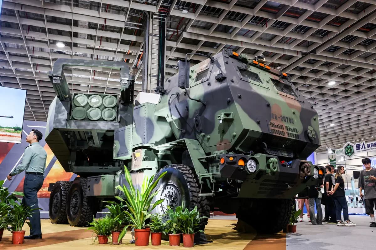<em>Un sistema de cohetes de artillería de alta movilidad (HIMARS) se exhibe durante la Exposición de Tecnología Aeroespacial y de Defensa de Taipéi, el 17 de septiembre de 2025. (I-Hwa Cheng/AFP vía Getty Images).</em>