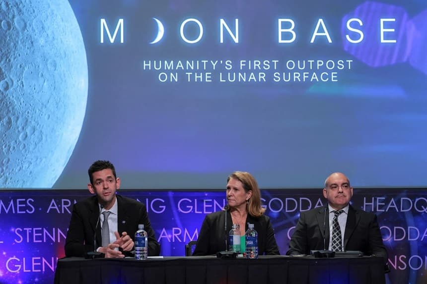 El administrador de la NASA, Jared Isaacman, junto con la administradora adjunta en funciones, Lori Glaze, y el director ejecutivo del Programa de la Base Lunar, Carlos García-Galan, ofrece una rueda de prensa sobre los planes actualizados de la iniciativa de la agencia para una presencia lunar a largo plazo, en la sede de la NASA en Washington, el 26 de mayo de 2026. (Jonathan Ernst/Reuters)
