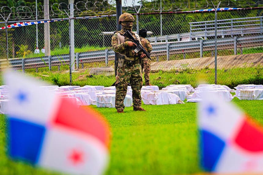 Un oficial del Servicio Aeronaval de Panamá vigila 12 toneladas de cocaína divididas en cientos de paquetes en la sede del Servicio Aeronaval en la ciudad de Panamá, el 11 de noviembre de 2025.  (MARTIN BERNETTI/AFP vía Getty Images)