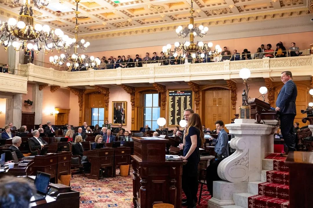 Se espera que la Cámara de Representantes de Ohio vote sobre si anular el veto del gobernador a un proyecto de ley que prohibiría los procedimientos trans para menores en el Capitolio de Columbus, Ohio, el 10 de enero de 2024. (Megan Jelinger/Reuters)