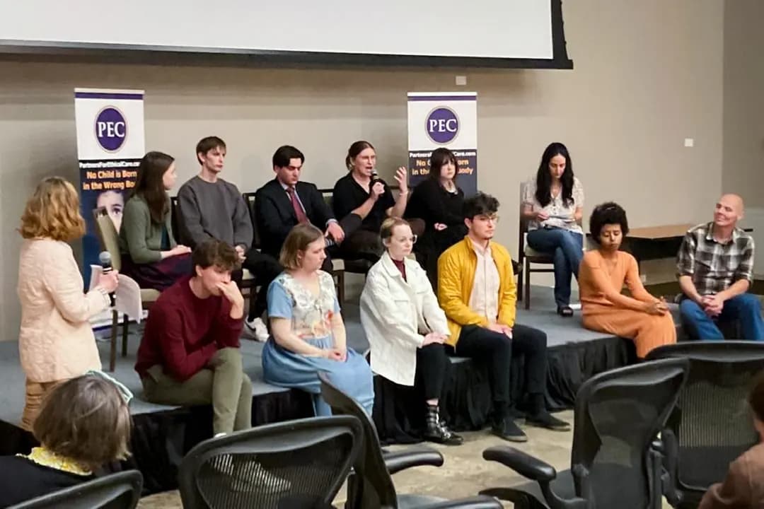 Un grupo de personas que han revertido su transición habla en un evento de Partners for Ethical Care en Englewood, Colorado, el 19 de abril de 2025. (Imagen cedida a The Epoch Times)
