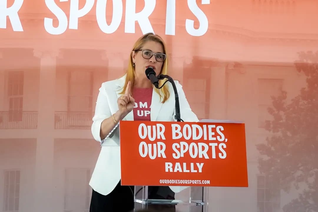 Sarah Marshall Perry, investigadora jurídica sénior de la Heritage Foundation, habla en la manifestación "Our Bodies, Our Sports" en Freedom Plaza, en Washington, el 23 de junio de 2022. (Terri Wu/The Epoch Times)