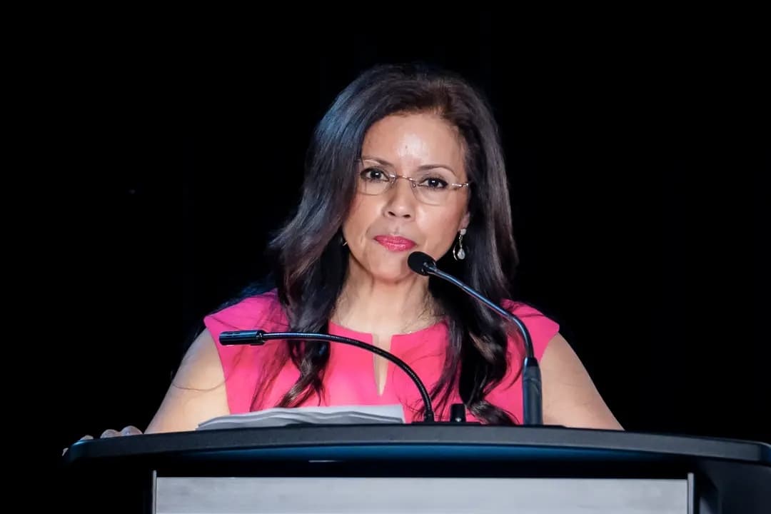 Vernadette Broyles, fundadora de la Campaña por los Derechos de los Niños y los Padres, habla durante el evento "Genspect—Life Beyond Transition" en Washington el 12 de marzo de 2026. (Madalina Kilroy/The Epoch Times)