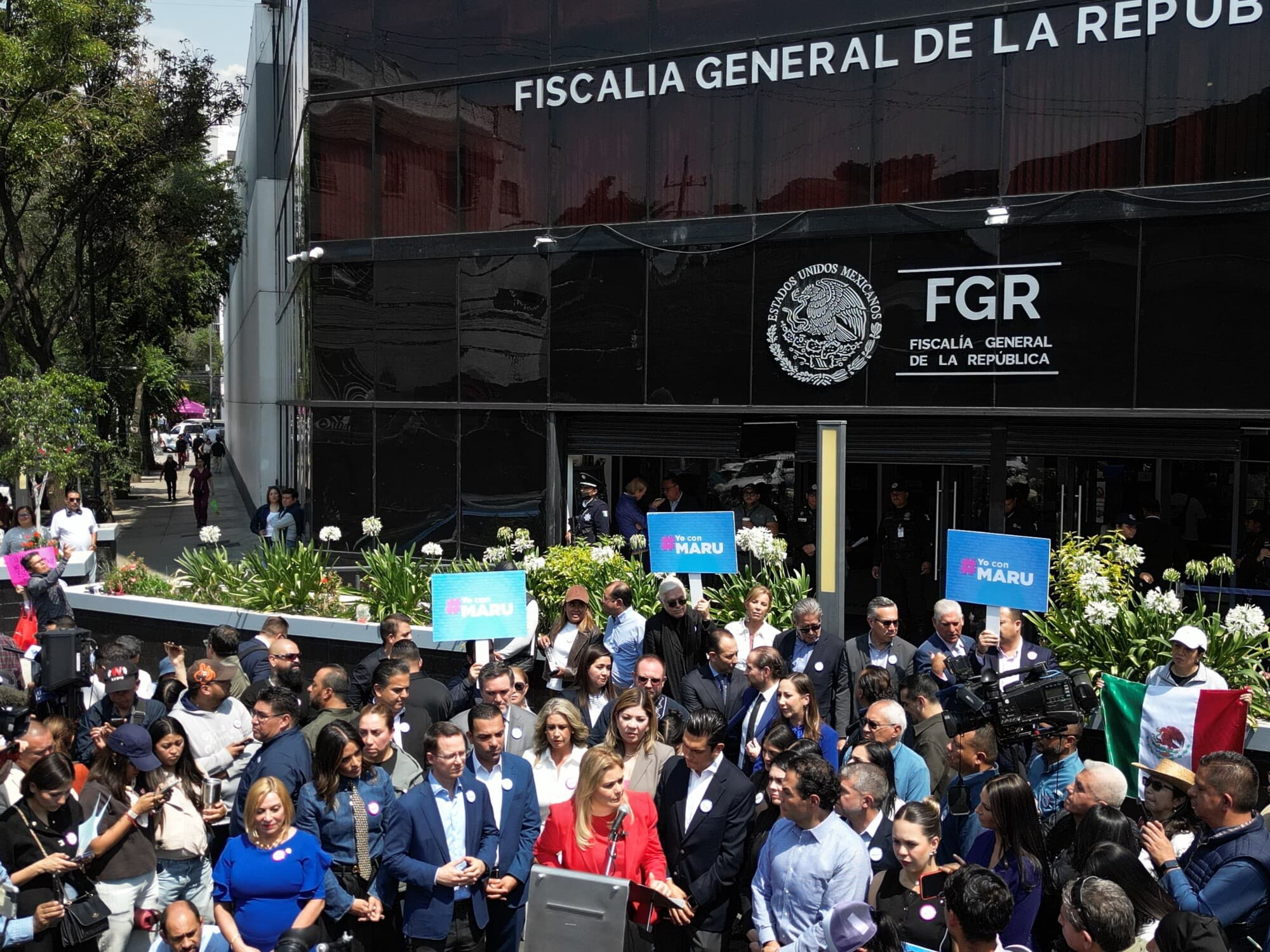 La gobernadora de Chihuahua, Maru Campos (centro), habla junto a Jorge Romero (centro, a la derecha), presidente del Partido Acción Nacional (PAN), y el senador del PAN Ricardo Anaya (centro, a la izquierda), durante una rueda de prensa celebrada frente a la Fiscalía General de la República en Ciudad de México el 27 de mayo de 2026. (Alfredo ESTRELLA / AFP vía Getty Images)