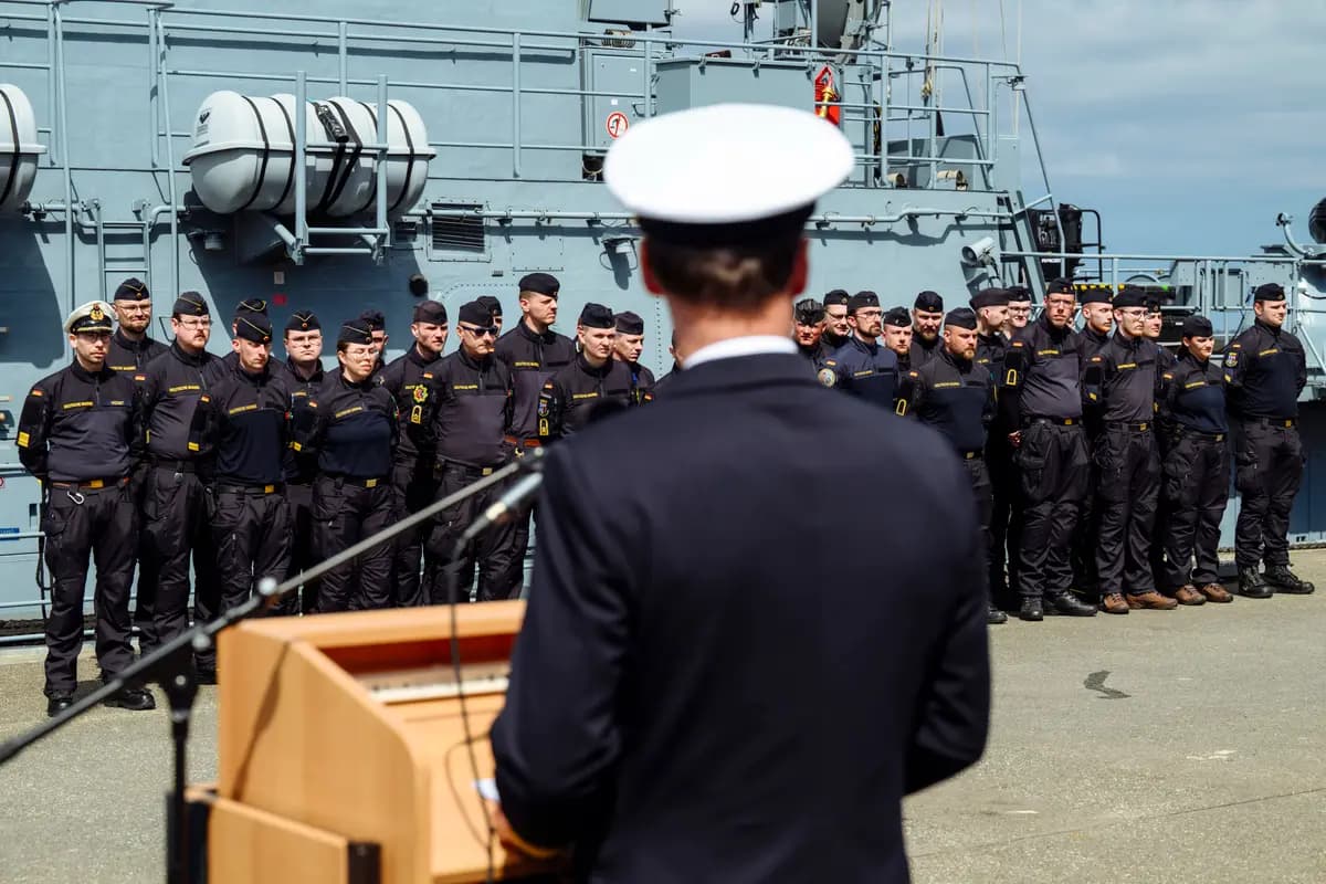 El comandante de la flota y las fuerzas de apoyo de la Armada alemana, Axel Deertz, se dirige a la tripulación del dragaminas Fulda antes de su partida hacia un posible despliegue en el estrecho de Ormuz, en Kiel, Alemania, el 4 de mayo de 2026. (Gregor Fischer/Getty Images).
