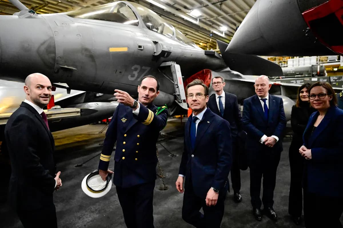 El capitán Thomas Puga (segundo por la izquierda), comandante del buque, guía al primer ministro sueco Ulf Kristersson (tercero por la izquierda), al ministro de Asuntos Exteriores francés Jean-Noël Barrot (izquierda) y a la ministra de Asuntos Exteriores sueca Maria Malmer Stenergard (derecha) a bordo del portaaviones francés "Charles De Gaulle" (R91) en Malmö, Suecia, el 27 de febrero de 2026. (Johan Nilsson/AFP vía Getty Images).