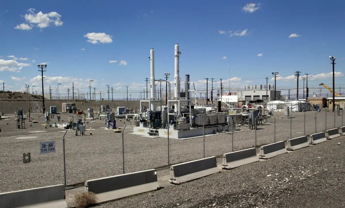<em>Un parque de tanques de doble pared que contiene tanques subterráneos de desechos radiactivos y peligrosos en la Reserva Nuclear de Hanford, cerca de Richland, Washington, el 30 de junio de 2005. (Jeff T. Green/Getty Images)</em>