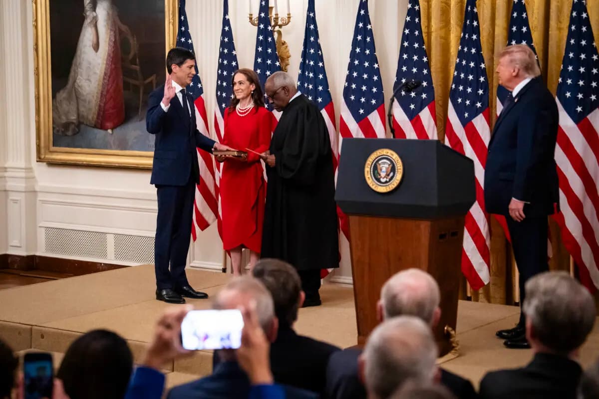 <em>Clarence Thomas (tercero por la izquierda), magistrado asociado de la Corte Suprema, toma juramento a Kevin Warsh como presidente de la Reserva Federal en la Casa Blanca el 22 de mayo de 2026. (Madalina Kilroy/The Epoch Times)</em>