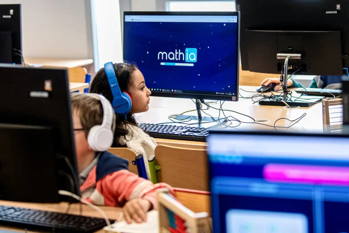 <em>Alumnos de una clase de primaria utilizan inteligencia artificial para sus lecciones de matemáticas en Colomiers, Francia, el 14 de marzo de 2025. (Matthieu Rondel/AFP vía Getty Images)</em>